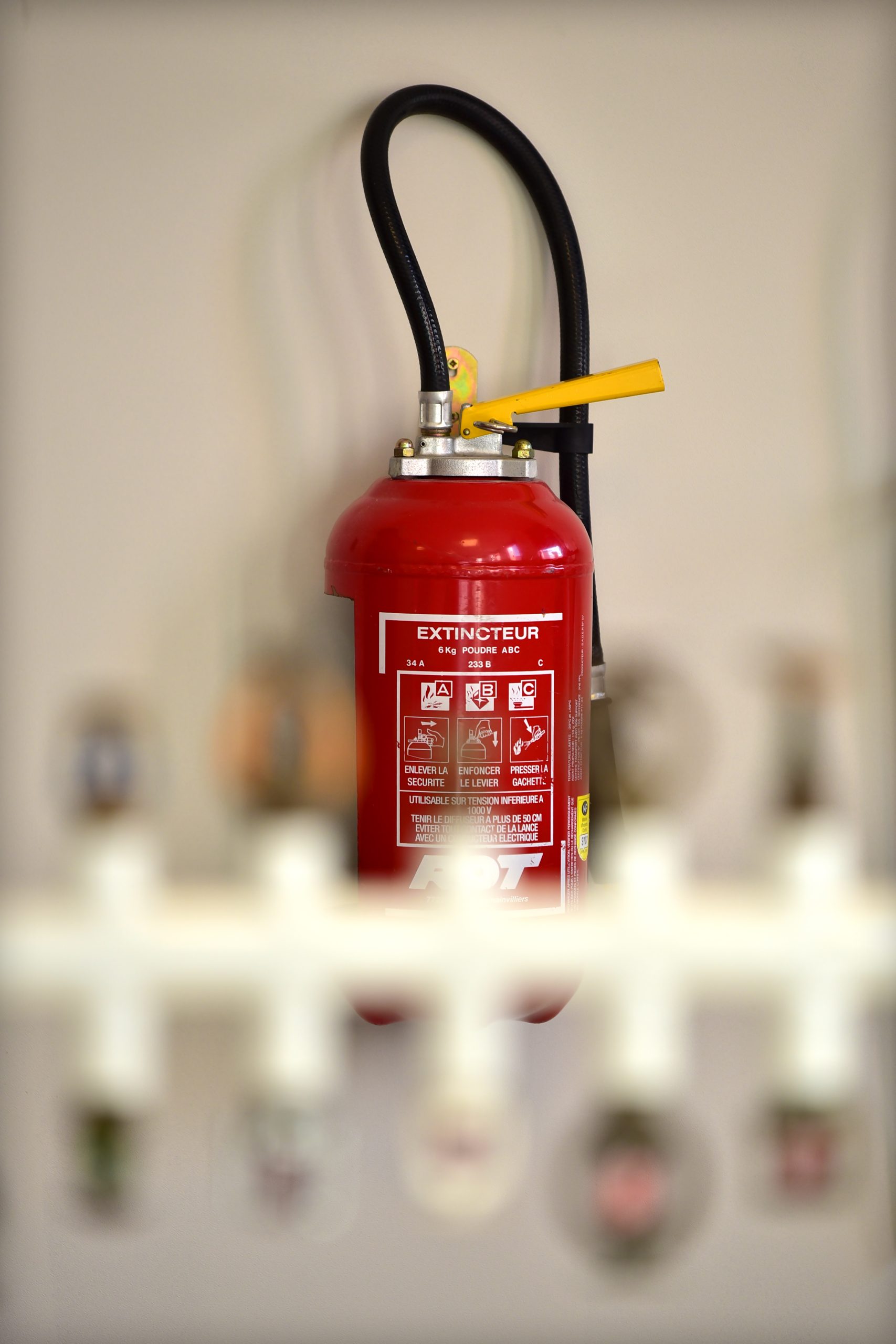 Formation à la manipulation des extincteurs lors d’un exercice incendie en entreprise